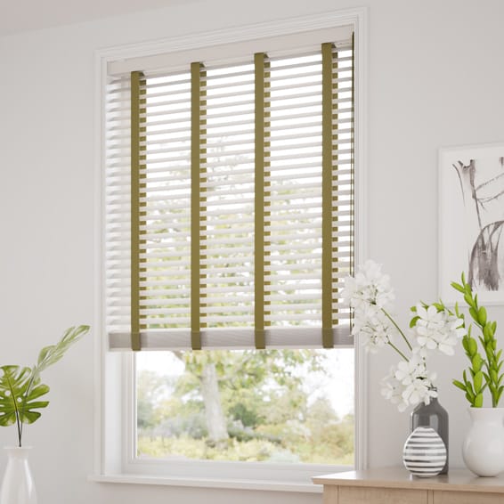 シンプル ピュアホワイト＆グリーン ウッドブラインド